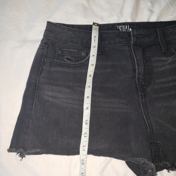 Time and Tru High Rise Black denim distressed short cut off Size 6 - Picture 2 of 7